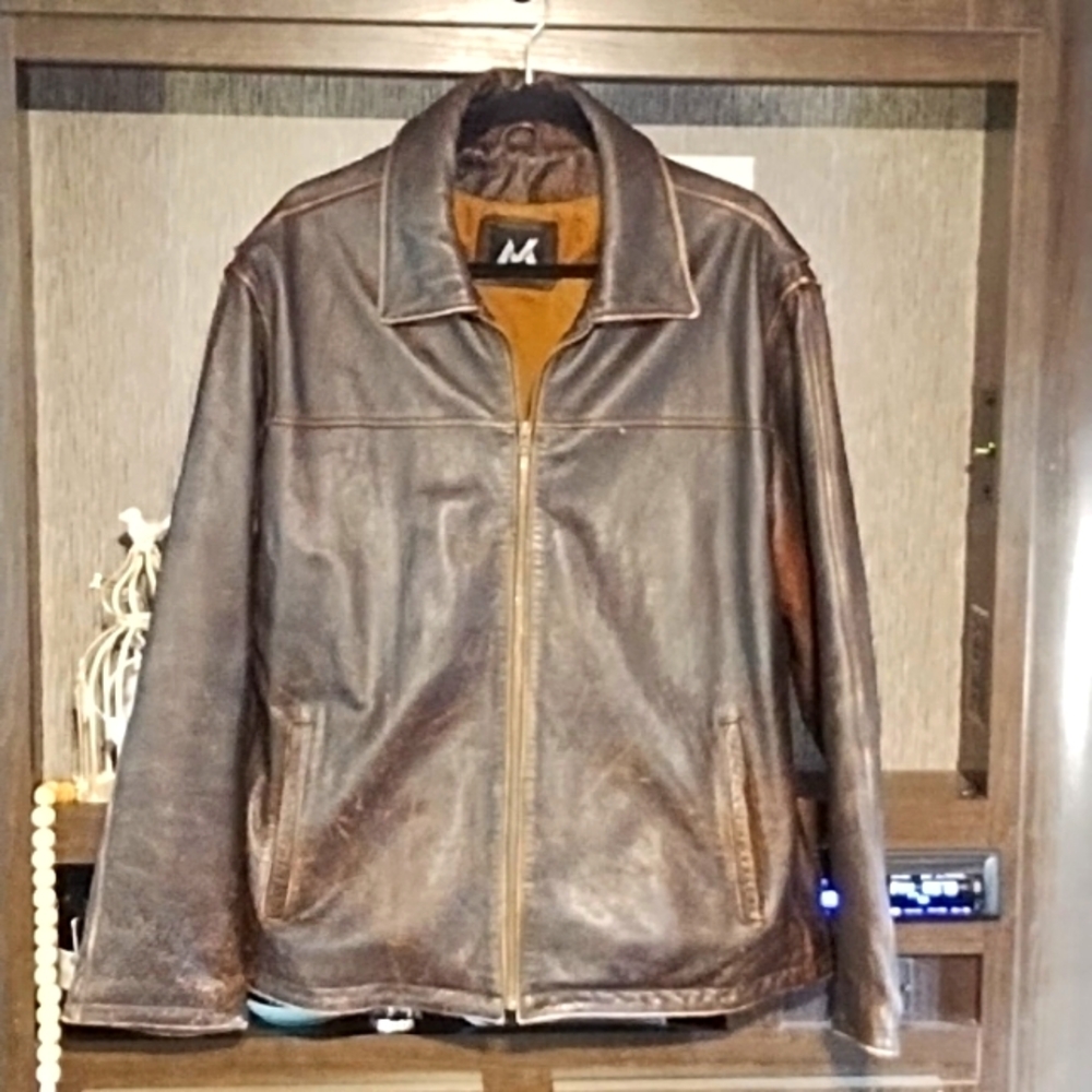 100% Leather Jacket Distressing Heavy Pockets Inside and Out Size Large